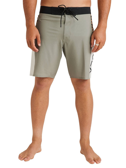 RVCA Men's Apex Trunk 18" Boardshort